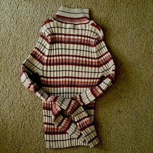 Long sleeve turtleneck.